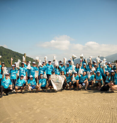 Em parceria com Plastic Bank, voluntários da Lord retiram plásticos da praia em mutirão de limpeza Iniciativa celebra acordo entre as instituições para retirada de 60 toneladas de plásticos das praias, o equivalente a 3 milhões de garrafas PET
