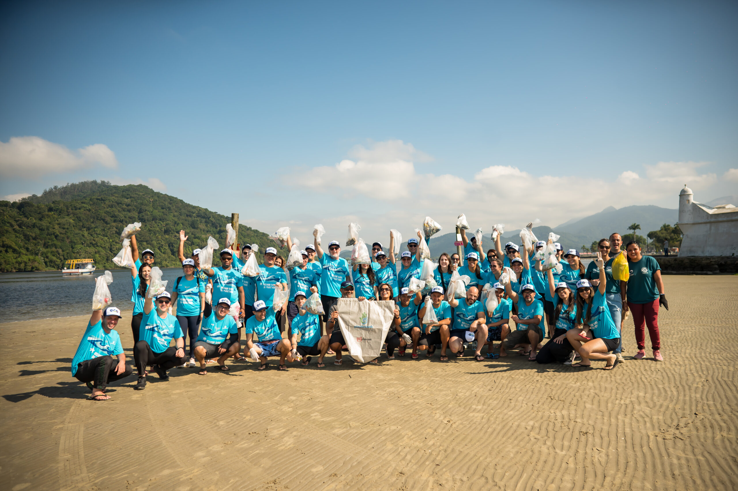 Em parceria com Plastic Bank, voluntários da Lord retiram plásticos da praia em mutirão de limpeza Iniciativa celebra acordo entre as instituições para retirada de 60 toneladas de plásticos das praias, o equivalente a 3 milhões de garrafas PET