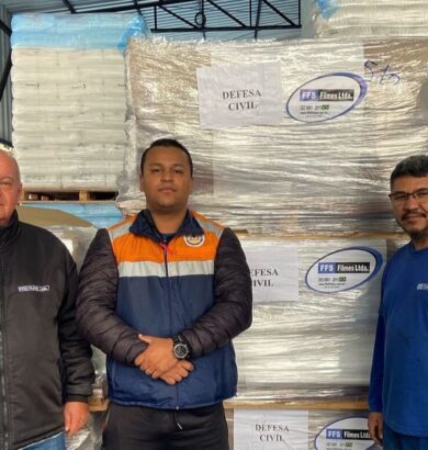 Mais de 100 mil sacos plásticos industriais são entregues para a Defesa Civil do RS