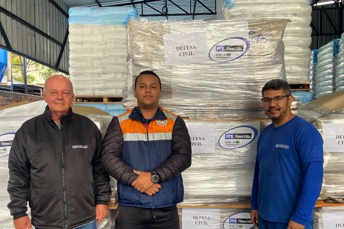 Mais de 100 mil sacos plásticos industriais são entregues para a Defesa Civil do RS